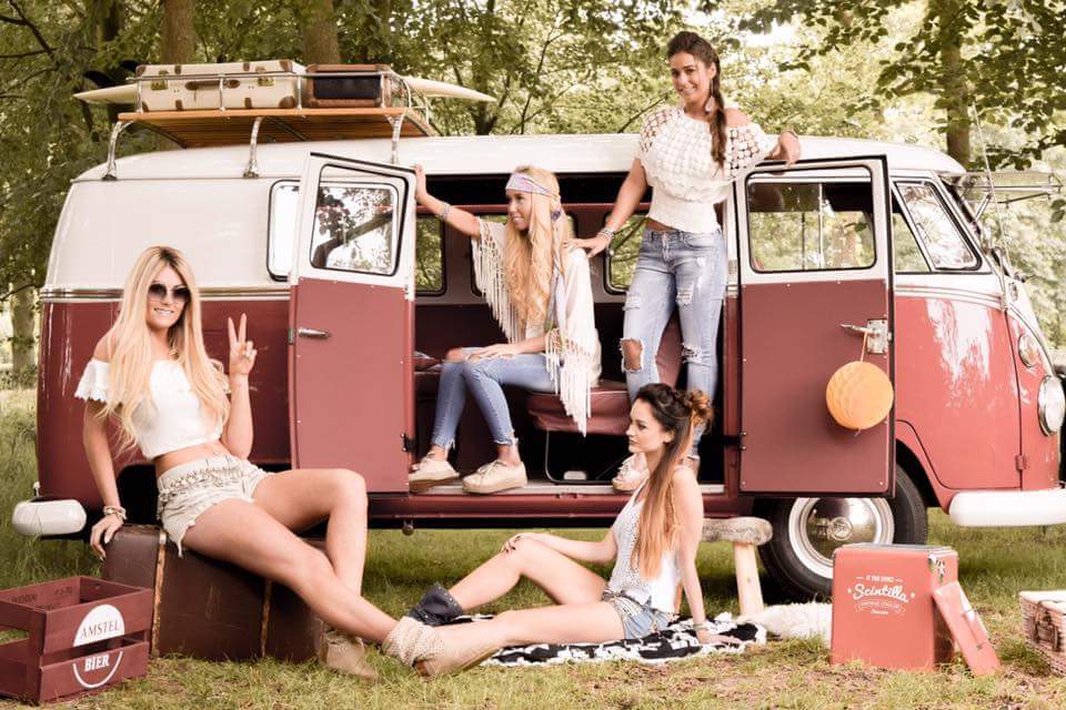 Hippie fotoshoot met VW Trouwbusje